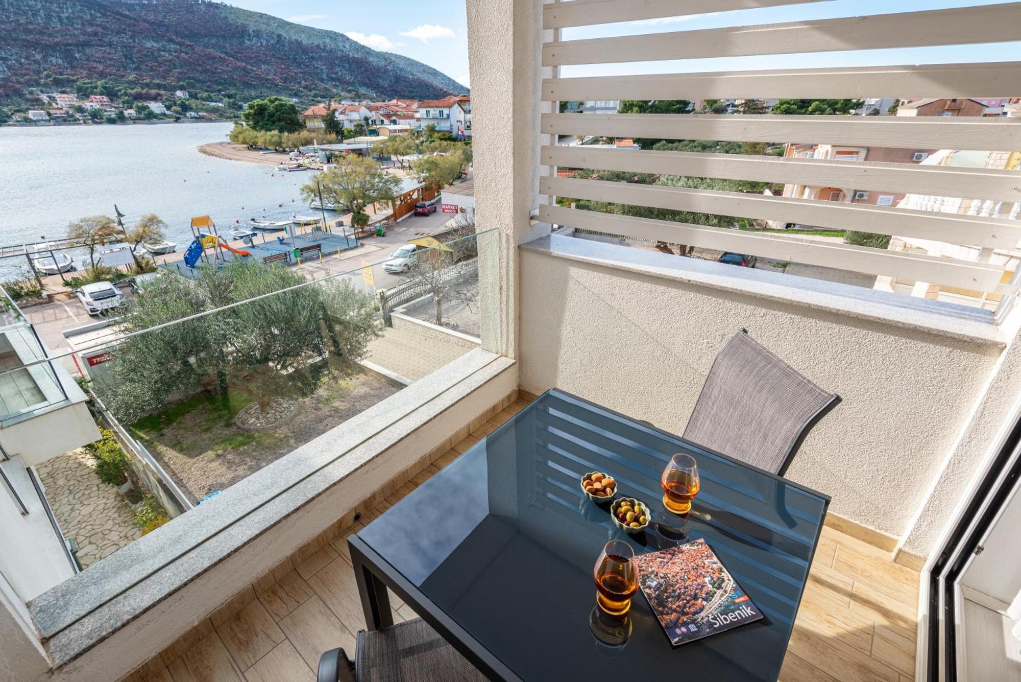 Apartments Holidays Roko Grebastica Bilik gambar