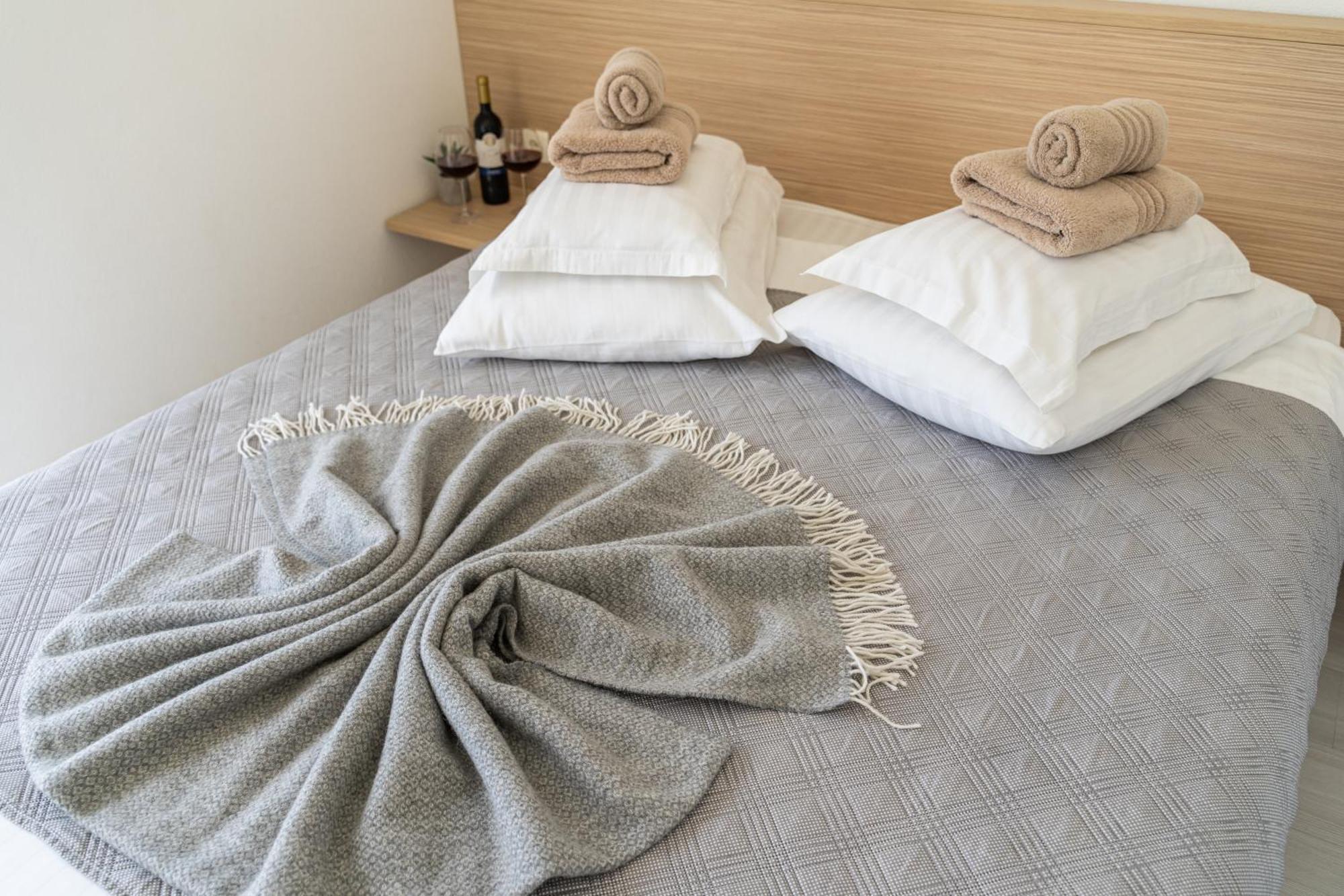 Apartments Holidays Roko Grebastica Bilik gambar